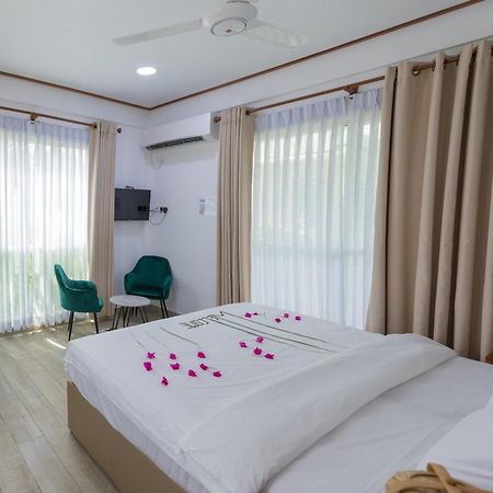 Nihaali Maldives Hotel Kudarikilu Exterior foto