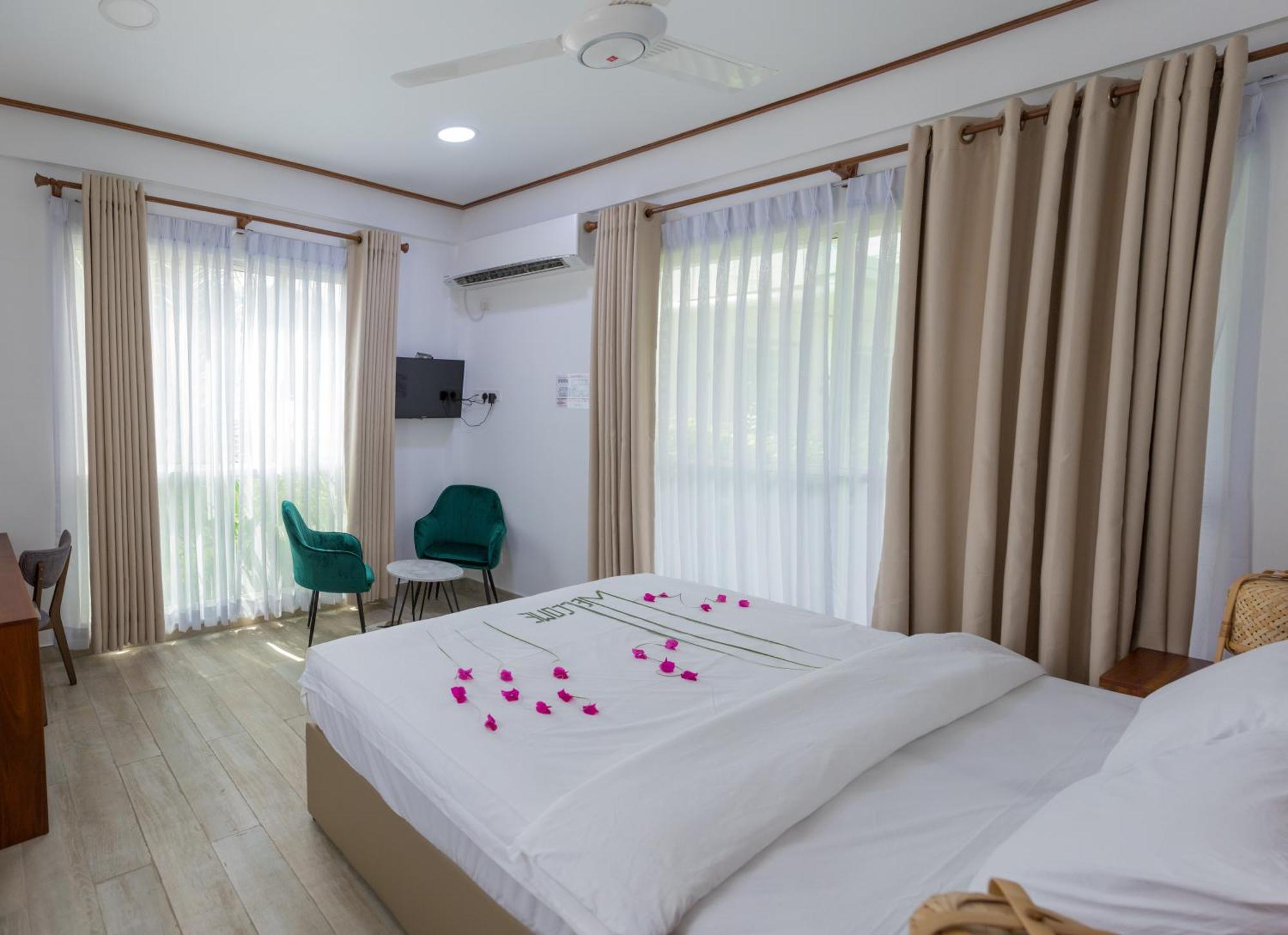 Nihaali Maldives Hotel Kudarikilu Exterior foto